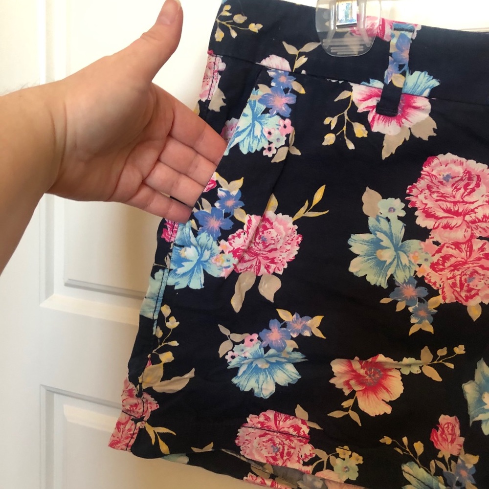 Floral Patterned Shorts - Picture 2 of 5